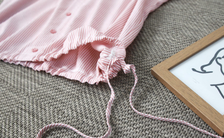 Blouses with loose stripes and raglan sleeves