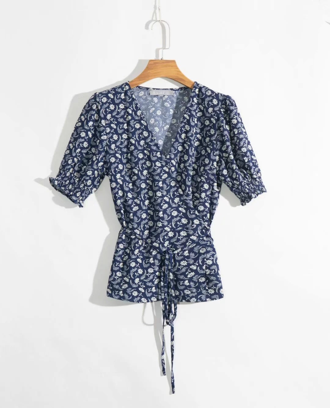 Floral short sleeve slimming blouse