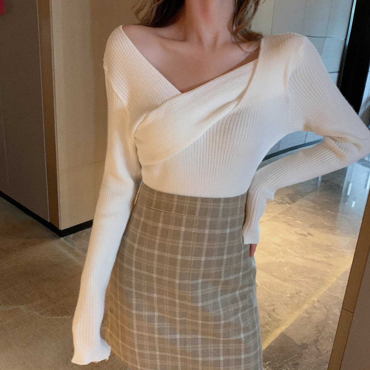 Cross-neck long-sleeved sweater